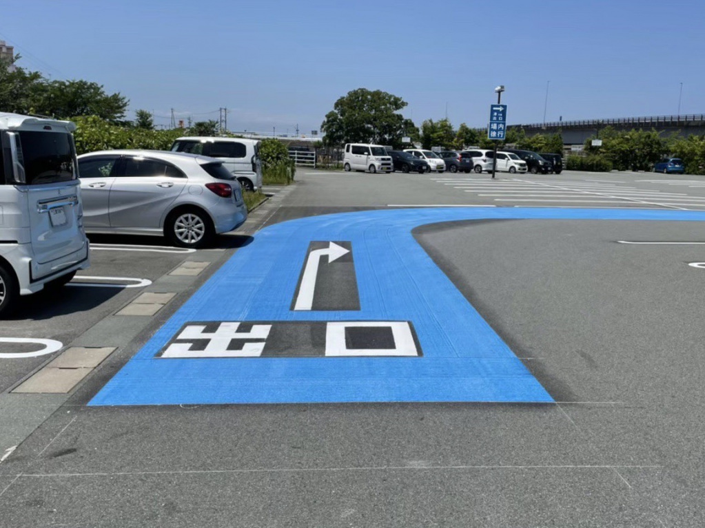 駐車場　出口誘導カラー塗装